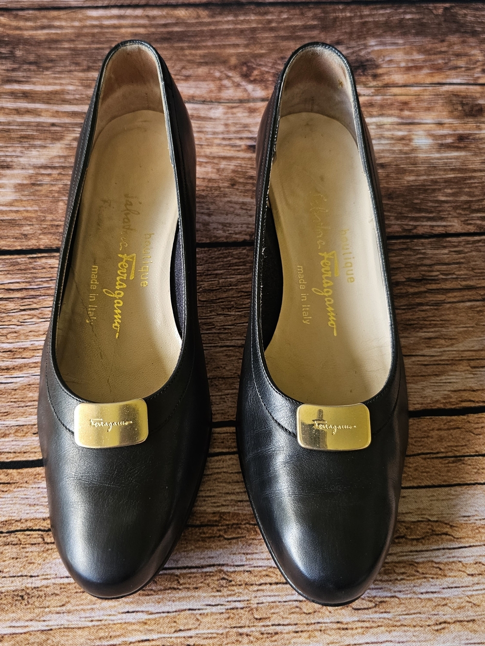Vintage Salvatore Ferragamo Boutique Black Leather Low Heel Plaque Pumps 6.5B